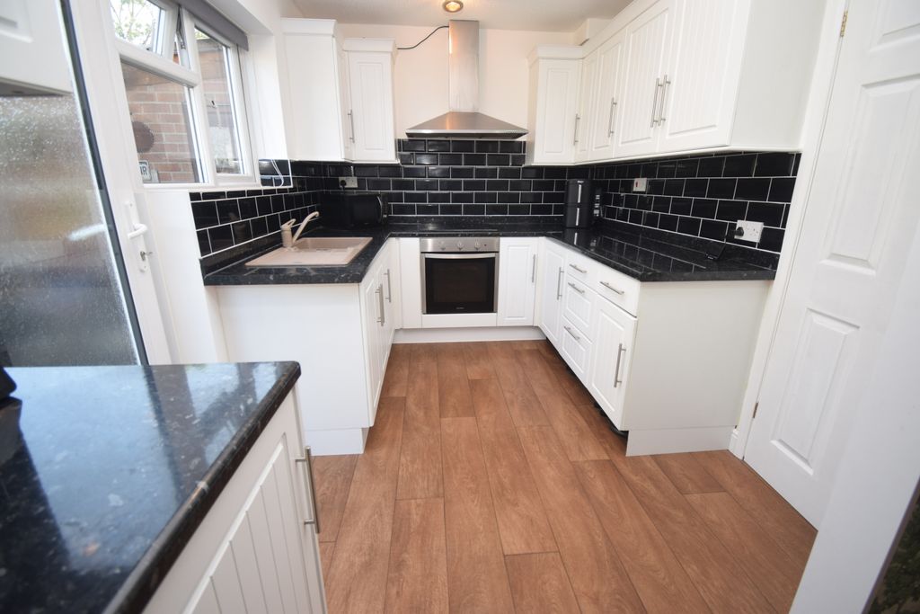 Property photo 3 of 10 Kitchen