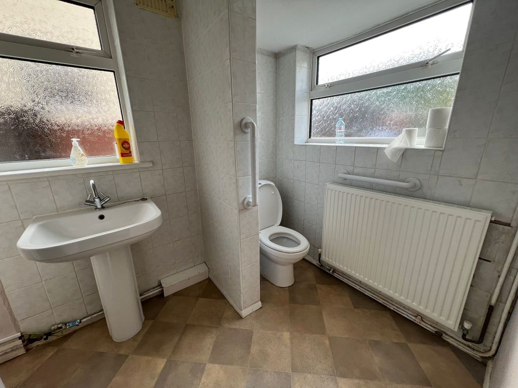 Property photo 2 of 9 Bathroom