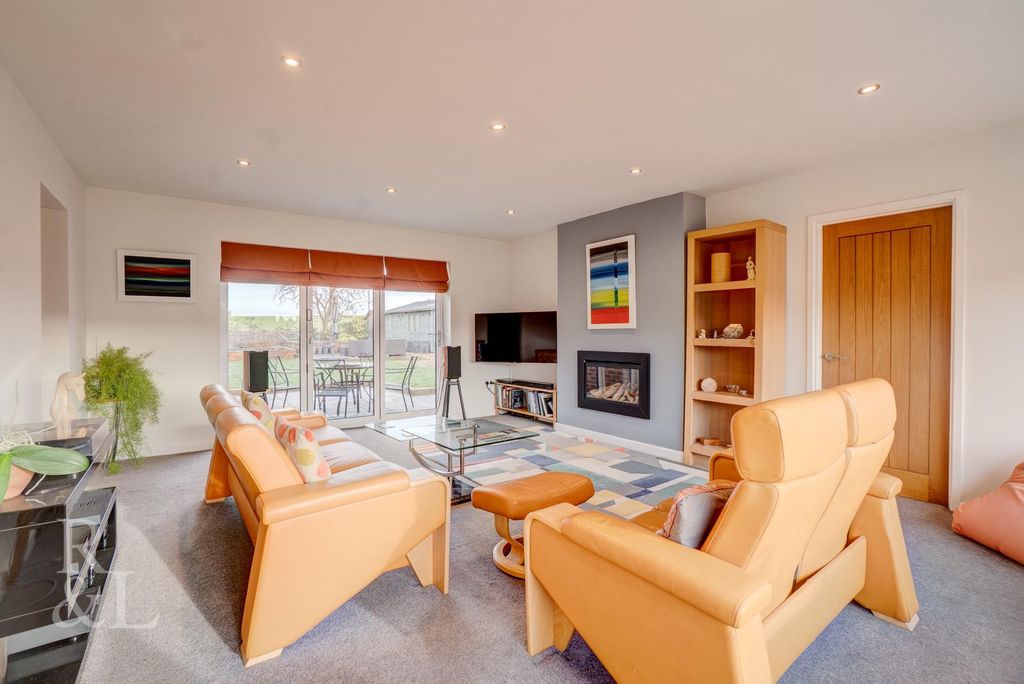 Property photo 3 of 32 Batched  (35).Jpg