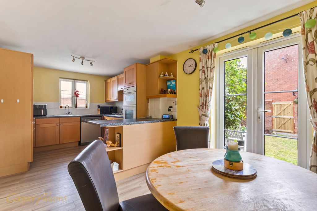 Property photo 2 of 17 Kitchen/Breakfast Room