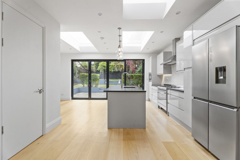 Property photo 2 of 23