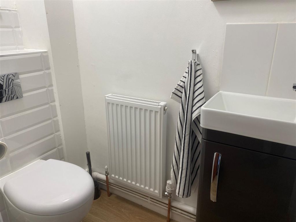 Property photo 3 of 17 Guest WC.Jpg