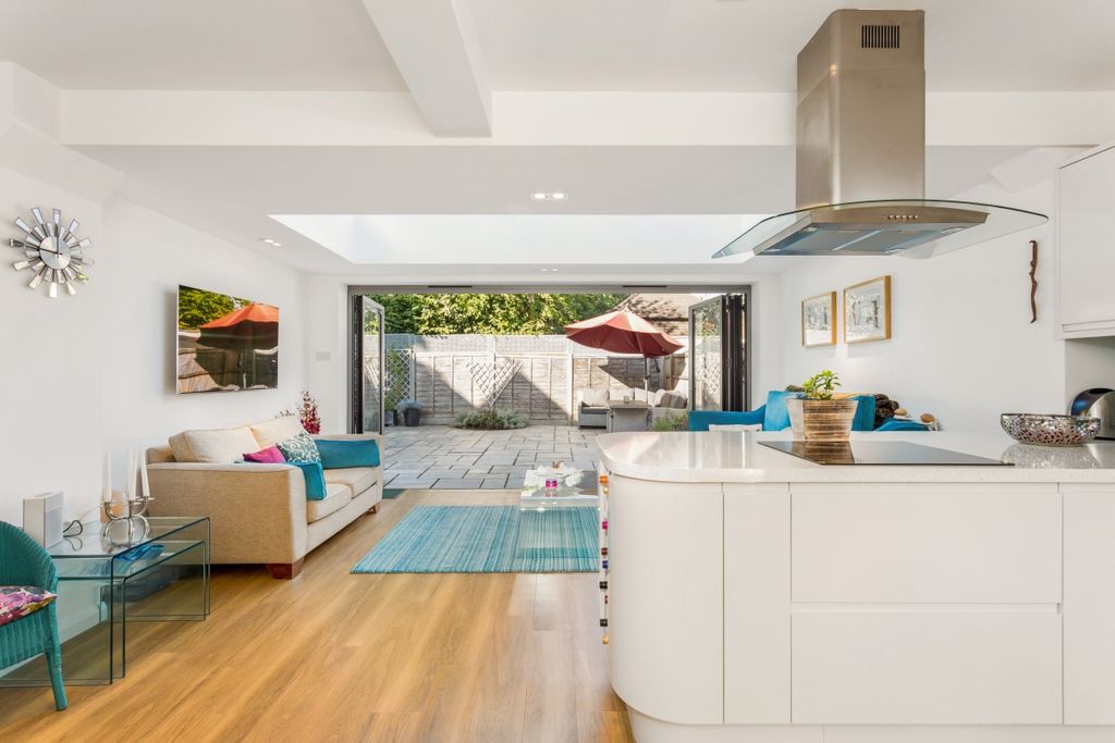 Property photo 2 of 18