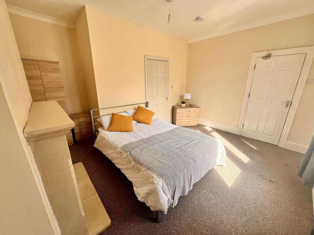 Property photo 1 of 8 A Bright And Inviting Double Bedroom Featuring A c...