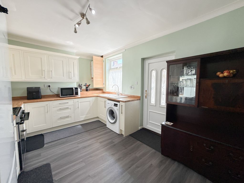 Property photo 3 of 17 Dining Kitchen
