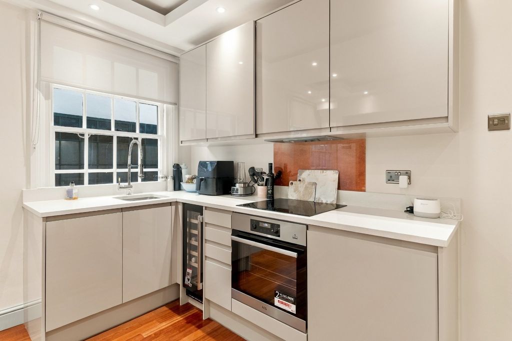 Property photo 3 of 8 Kitchen
