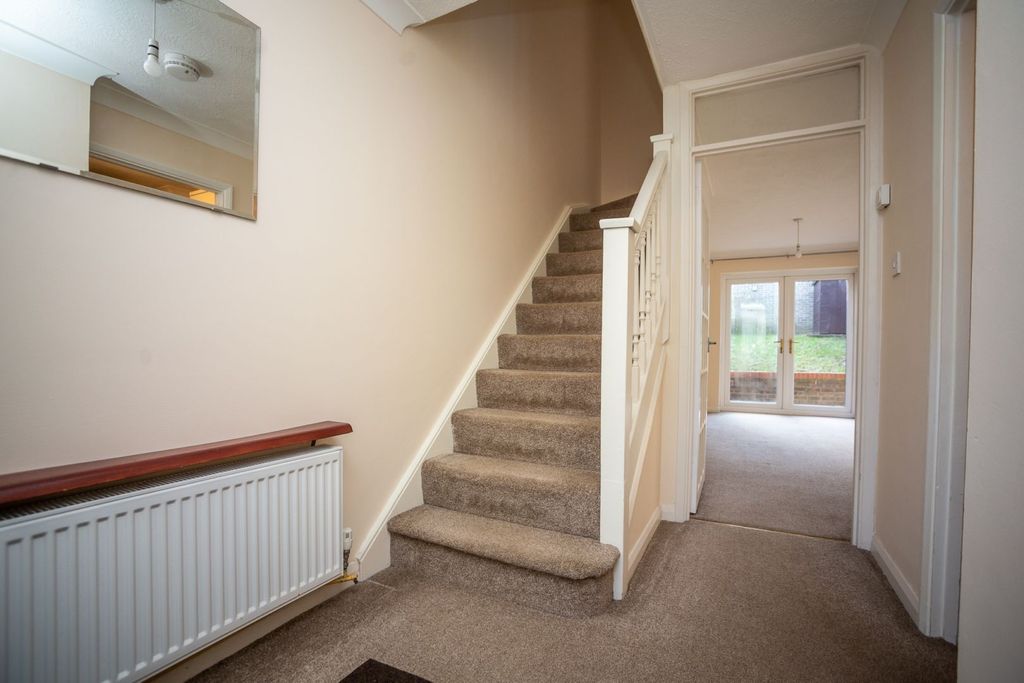 Property photo 3 of 11 Entrance Hall