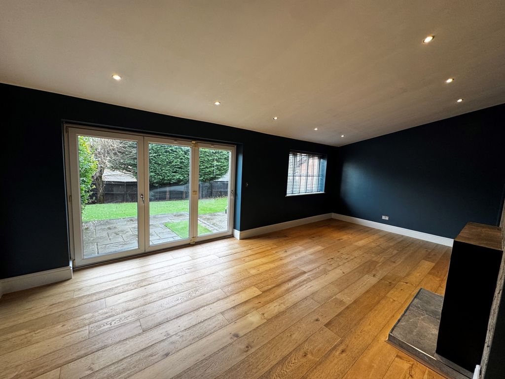 Property photo 3 of 13 Whaddon Close