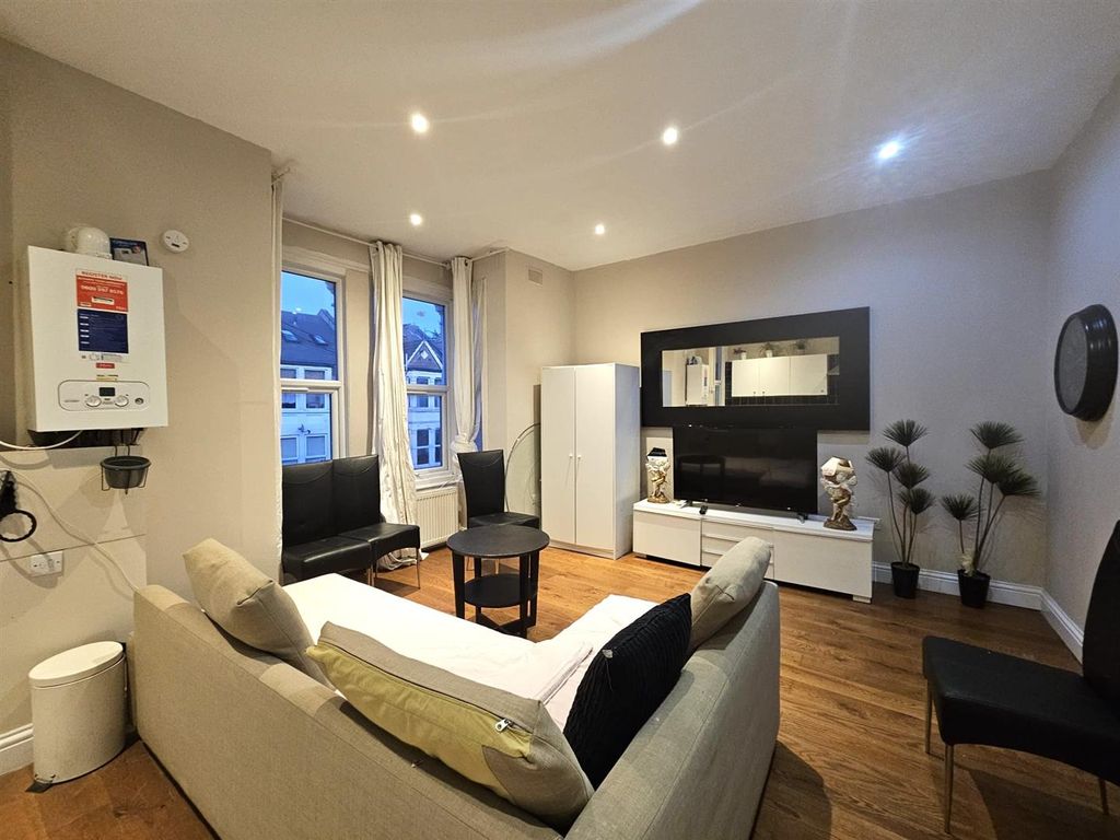 Property photo 2 of 6 Reception