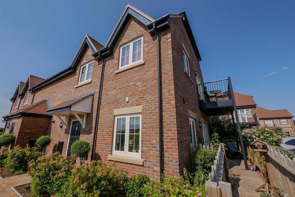 Property photo 1 of 13 Approach