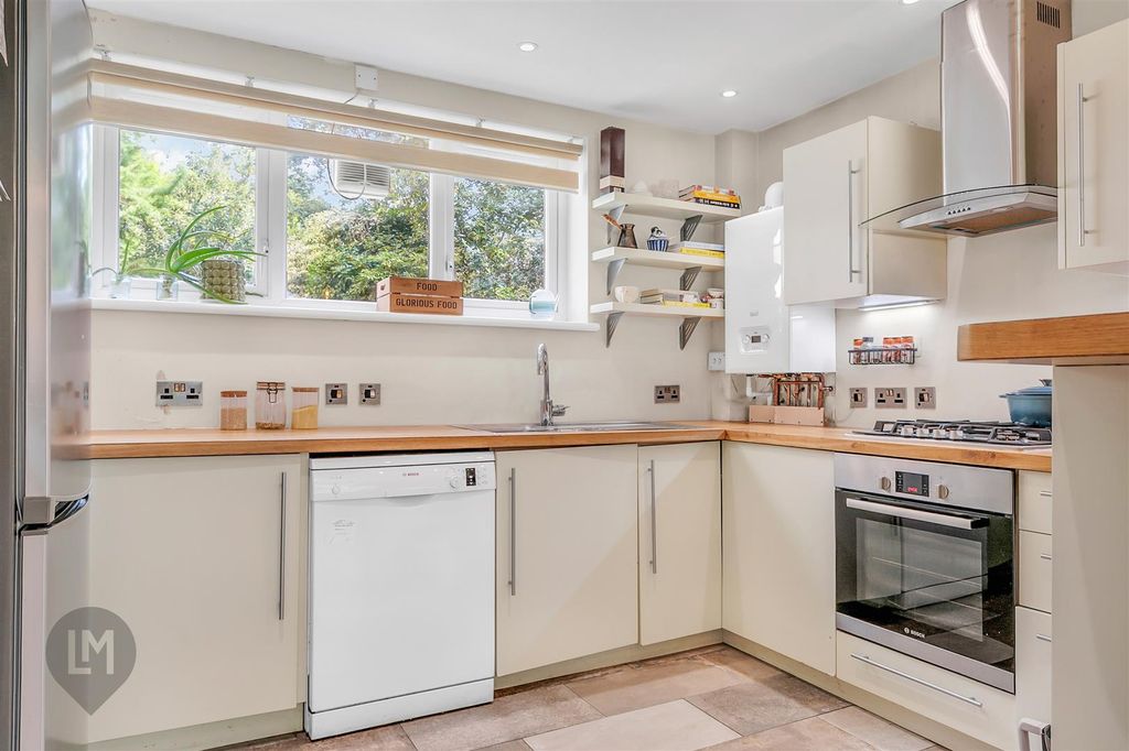 Property photo 2 of 6 Kitchen