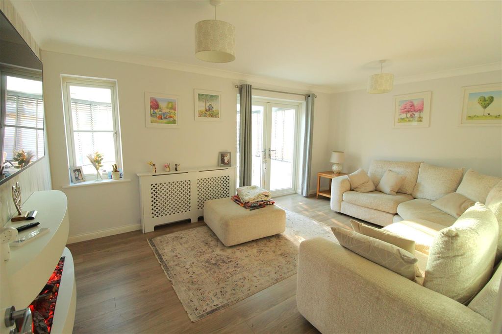 Property photo 2 of 21 Lounge