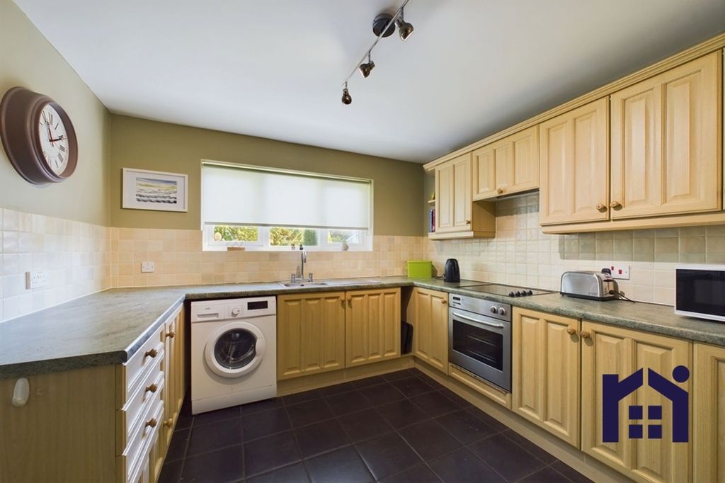 Property photo 3 of 21 Kitchen