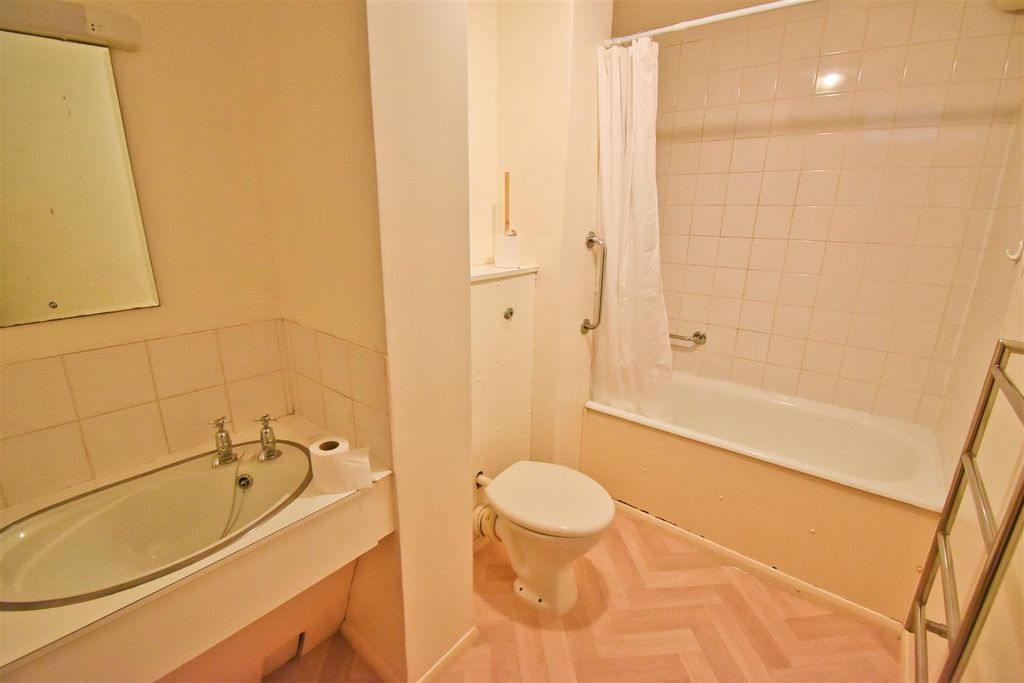 Property photo 2 of 17 Bathroom.Jpg