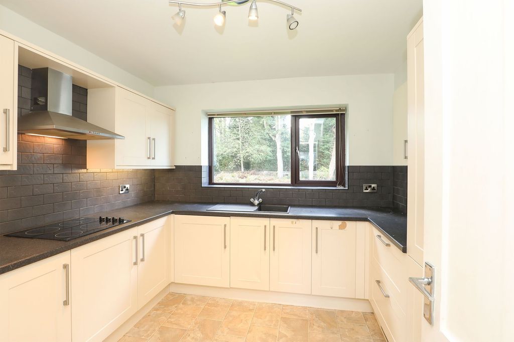 Property photo 2 of 8 Kitchen