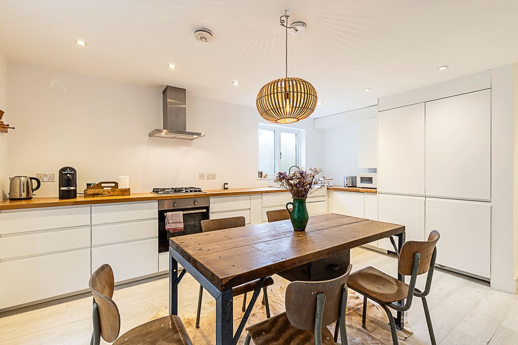 Property photo 2 of 27