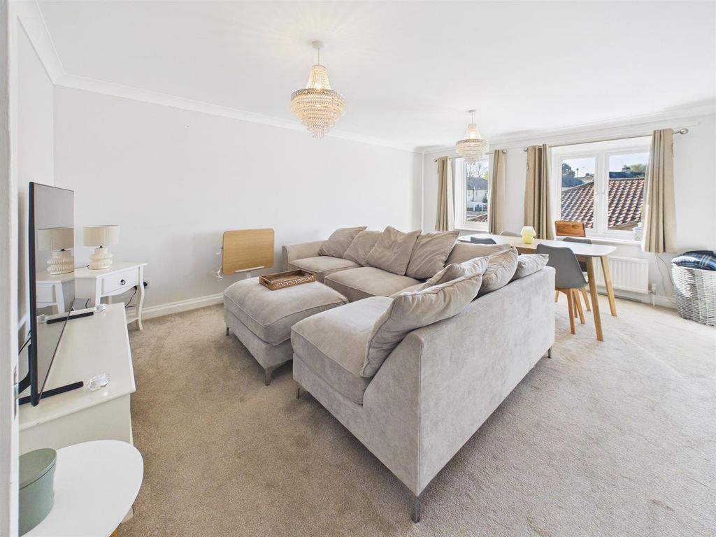 Property photo 2 of 11 Living/Dining Room