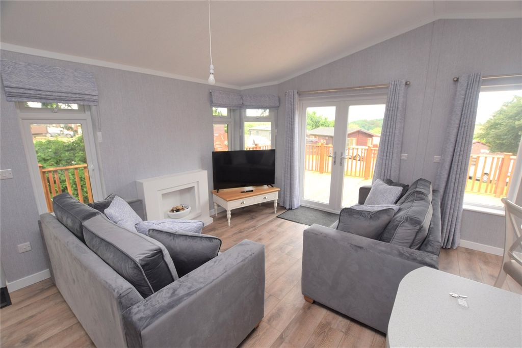 Property photo 3 of 14 Lounge Area