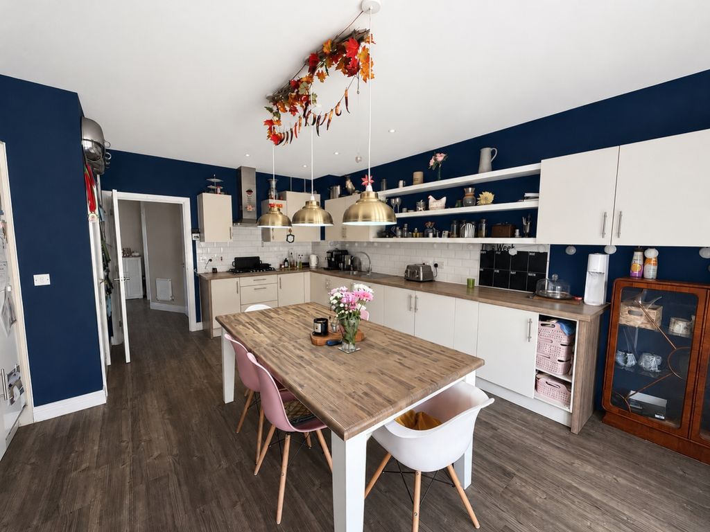 Property photo 2 of 10 0741183A-36D2-41CD-A308-08Cdd7F9EE92