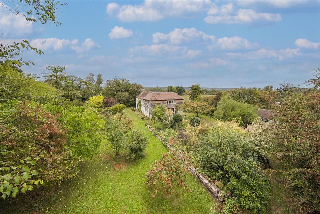 Property photo 3 of 64 Gardens