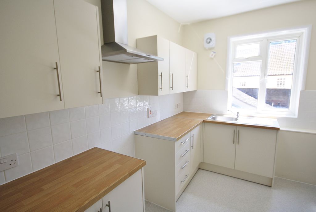 Property photo 2 of 10 Kitchen