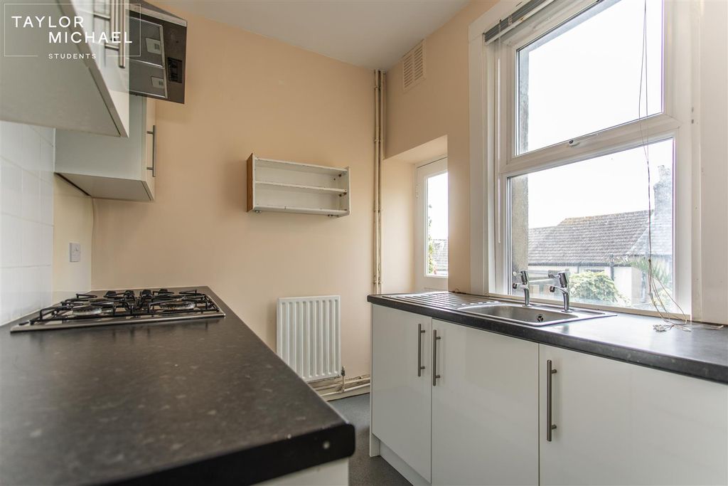 Property photo 3 of 18 Kitchen