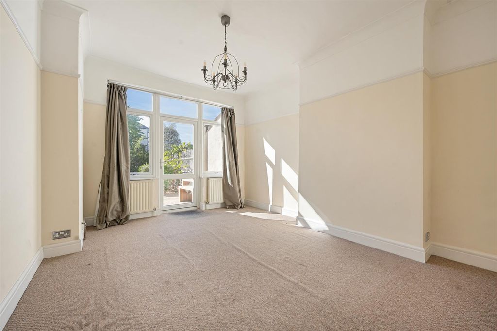 Property photo 3 of 39 Seagry Road, E11