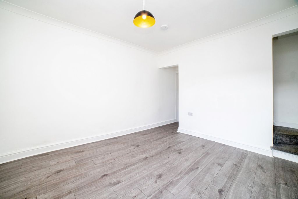 Property photo 3 of 14 Lounge