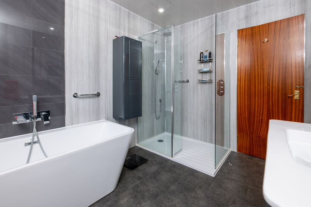 Property photo 3 of 40 Family Bathroom