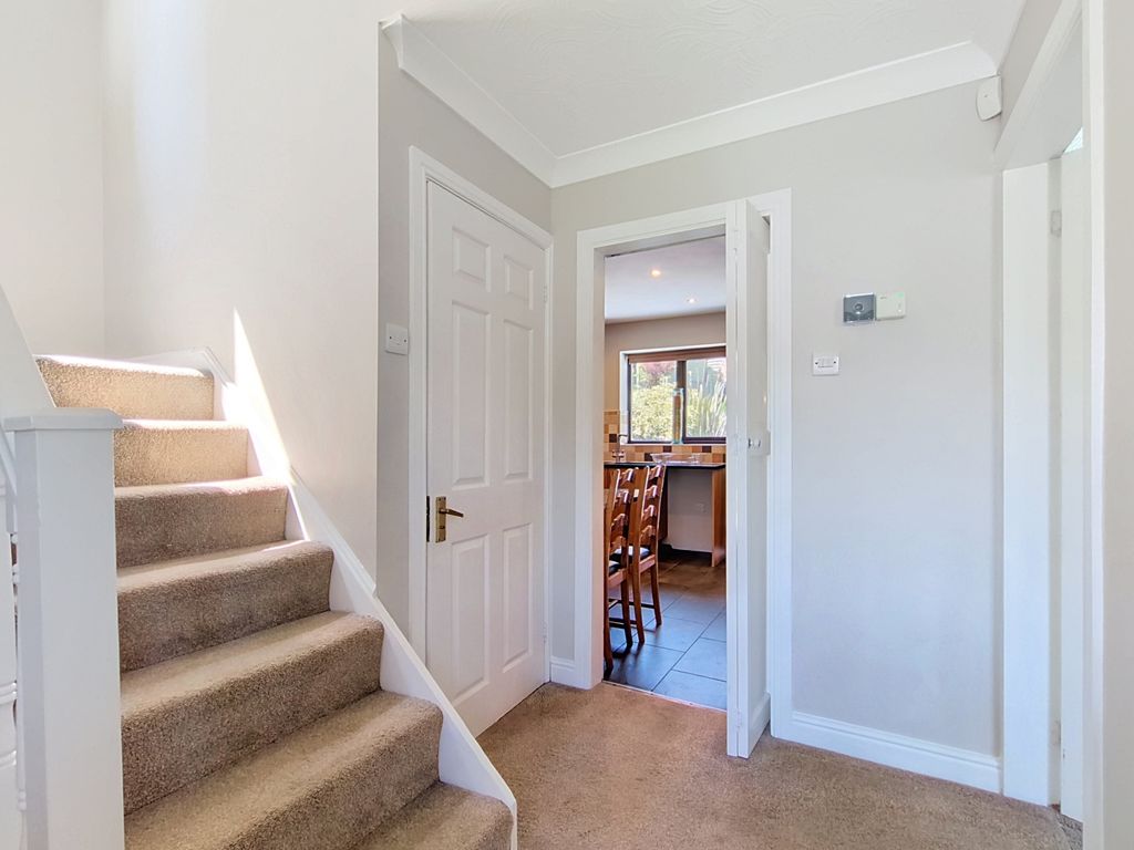 Property photo 2 of 18 16-West-End-Drive_00013