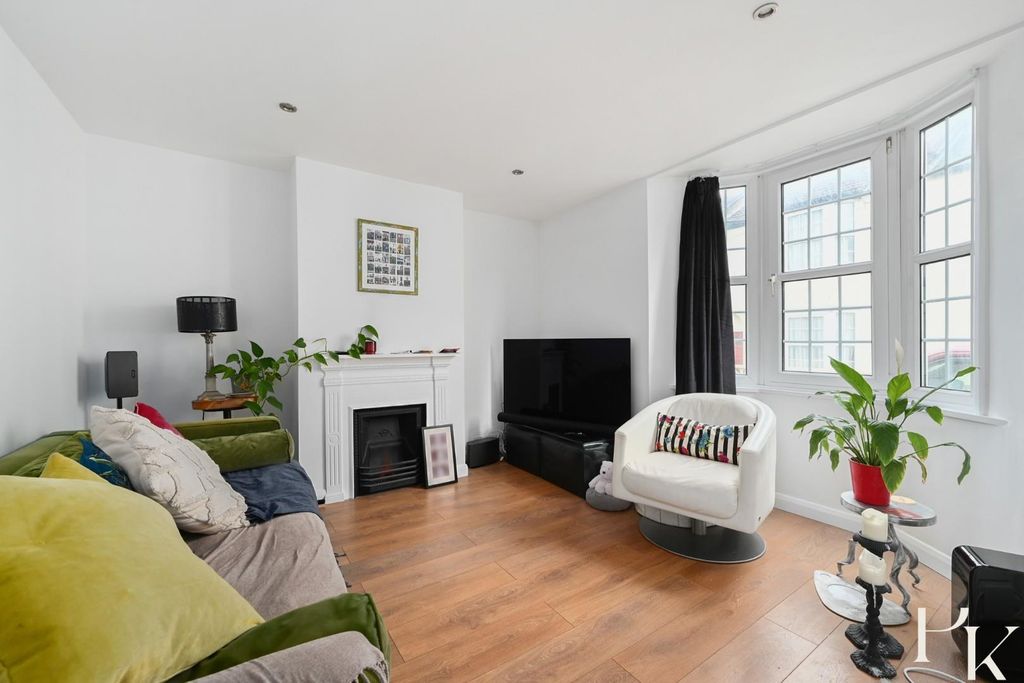 Property photo 2 of 20 32-Cheltenham-Place-Bn1 (12).Jpg