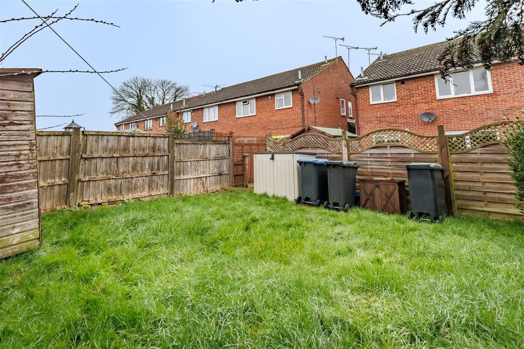 Property photo 2 of 15 30 Weald Hall (12).Jpg