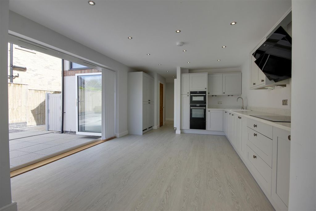 Property photo 2 of 16 Kitchen