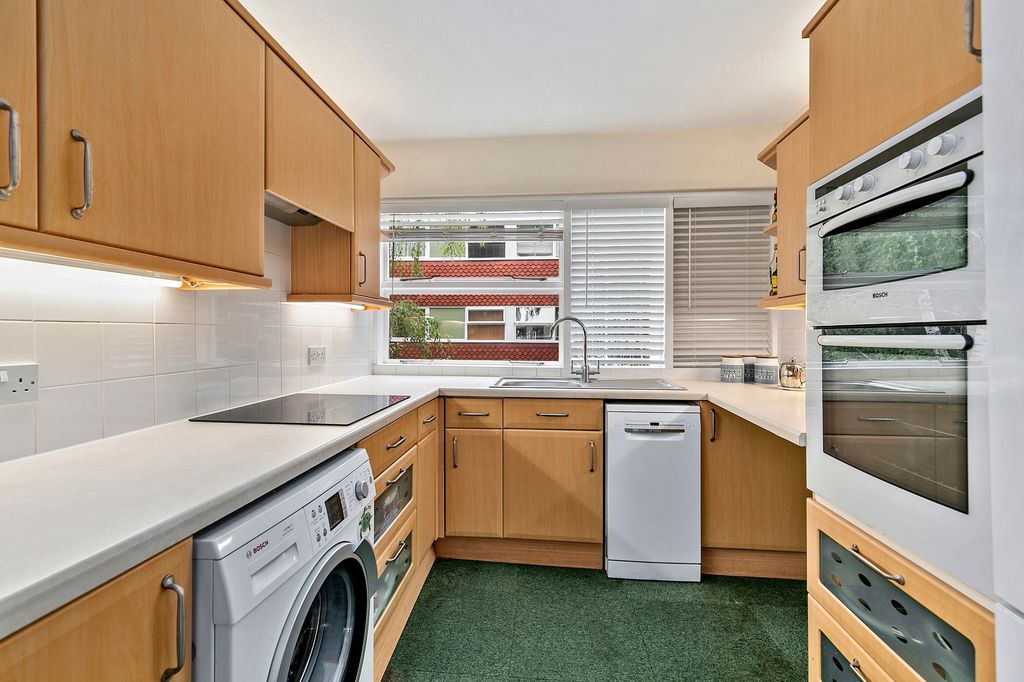 Property photo 3 of 10 Kitchen