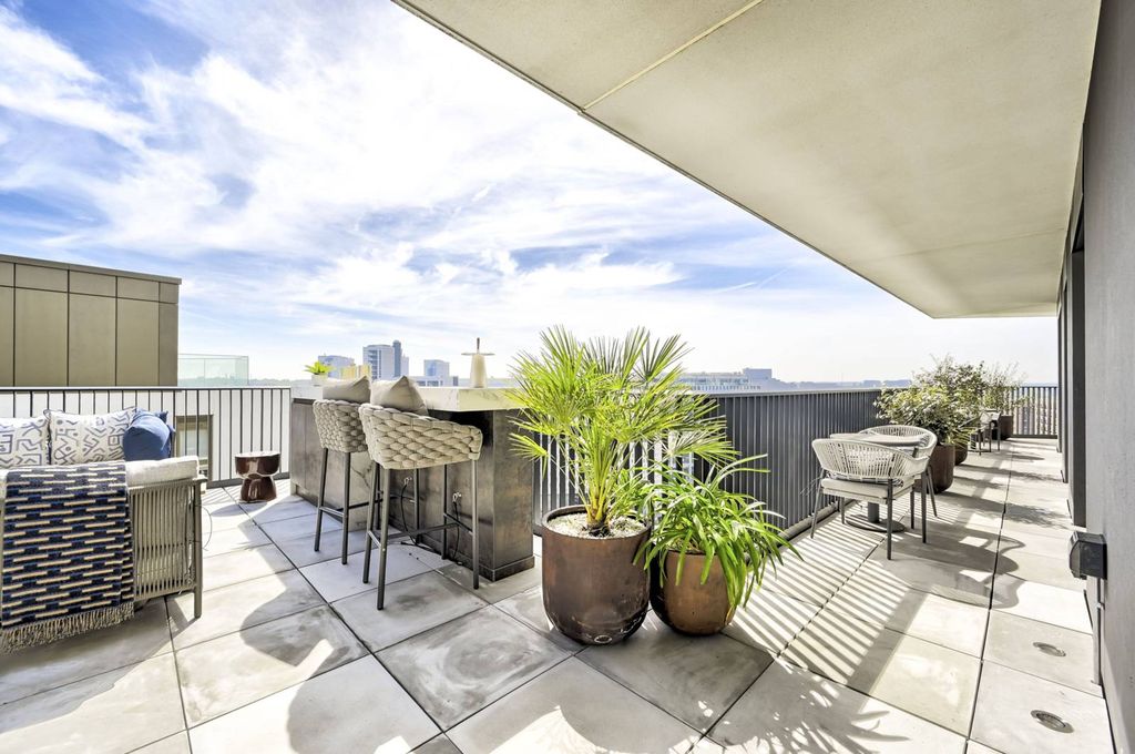 Property photo 2 of 42