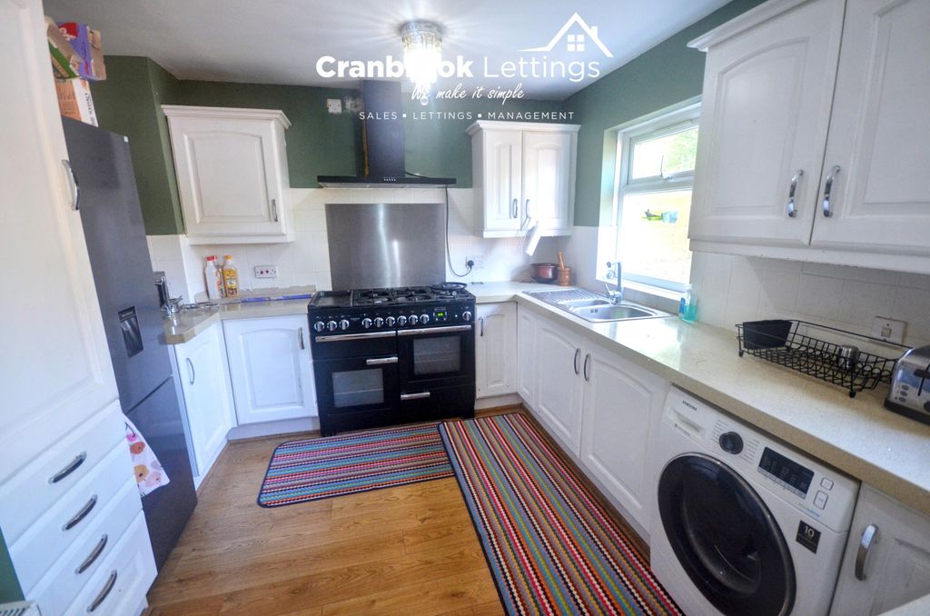 Property photo 1 of 13 Three Bed End-Terrace House To Rent Fairlop Road, Ilford Ig6 2En