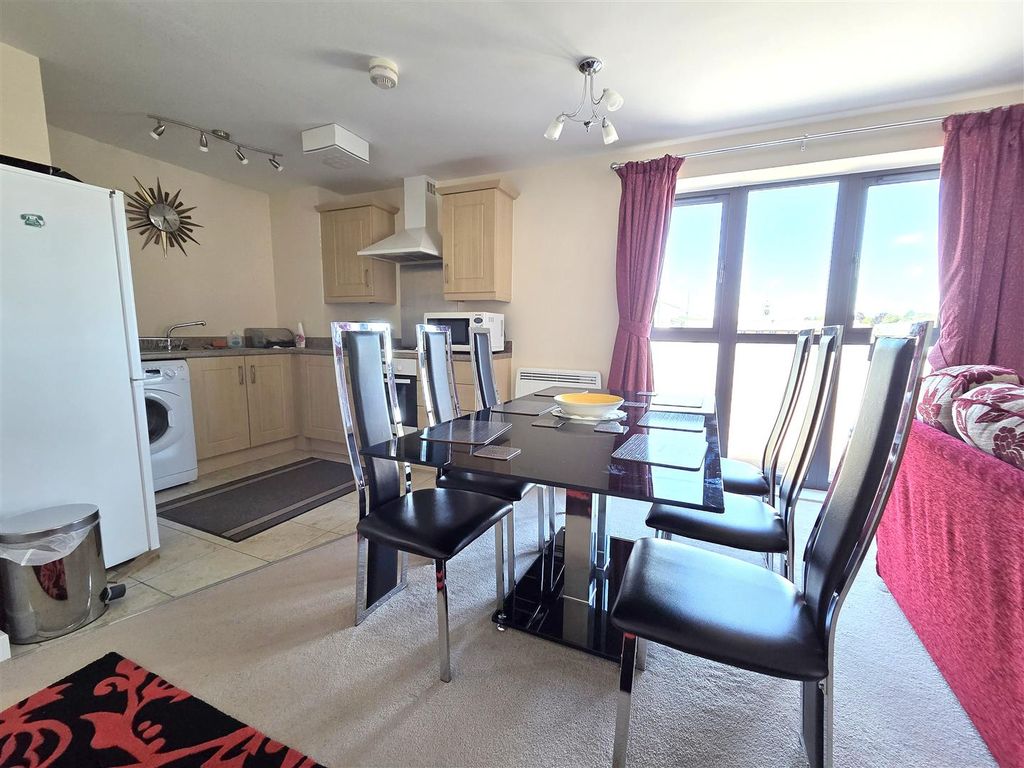 Property photo 3 of 18 Dining Area