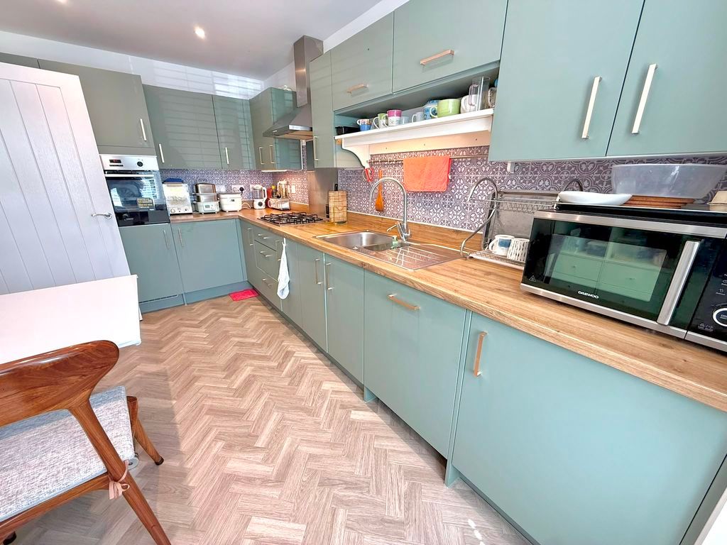 Property photo 2 of 14 Kitchen