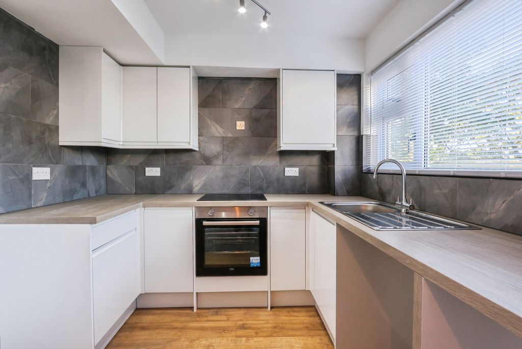 Property photo 3 of 17 Kitchen