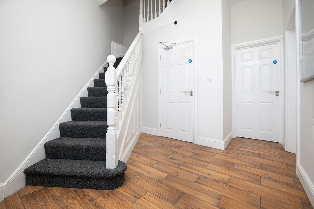 Property photo 3 of 10 Ng7 7Ea 492Rr-002