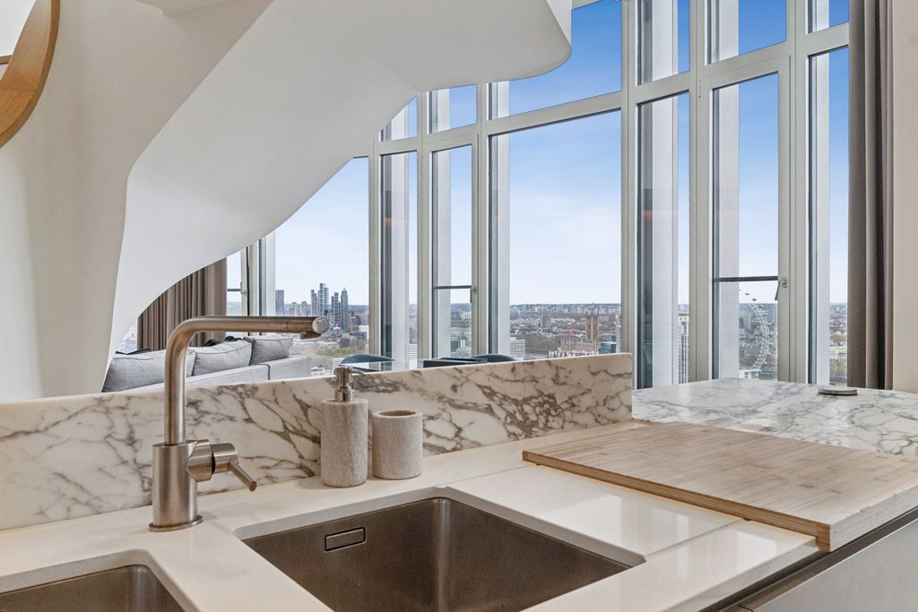 Property photo 2 of 5 Southbank Tower 55, Flat 3406