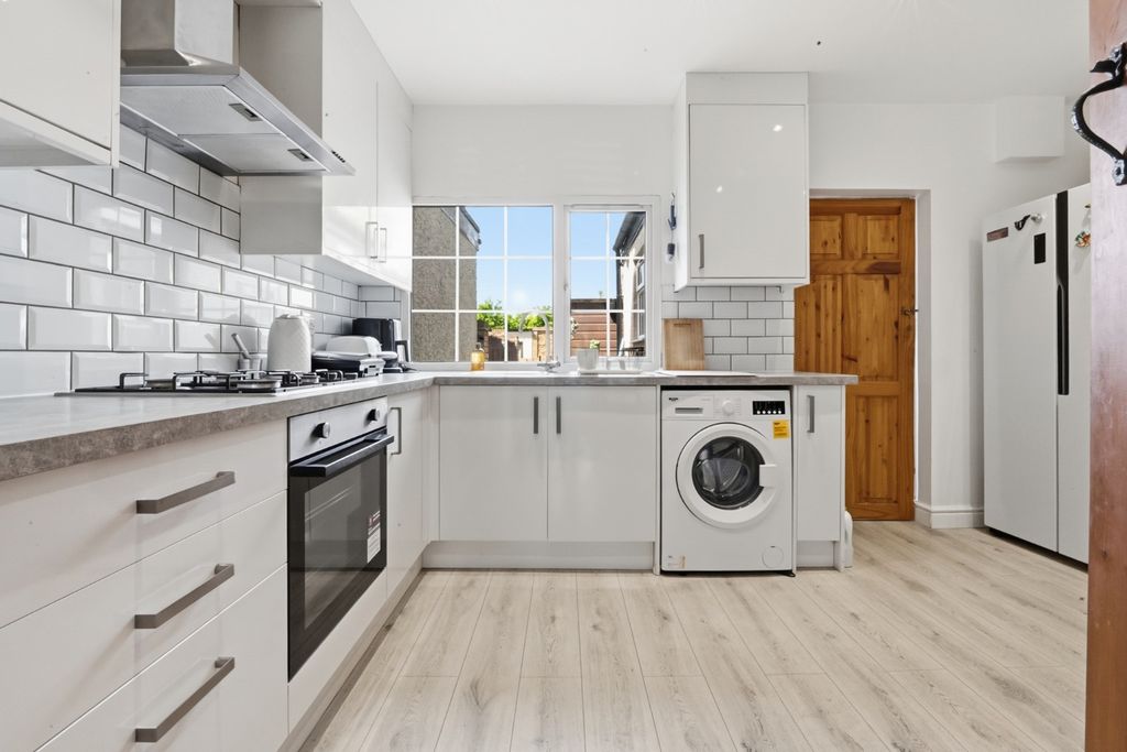 Property photo 2 of 18 5167031