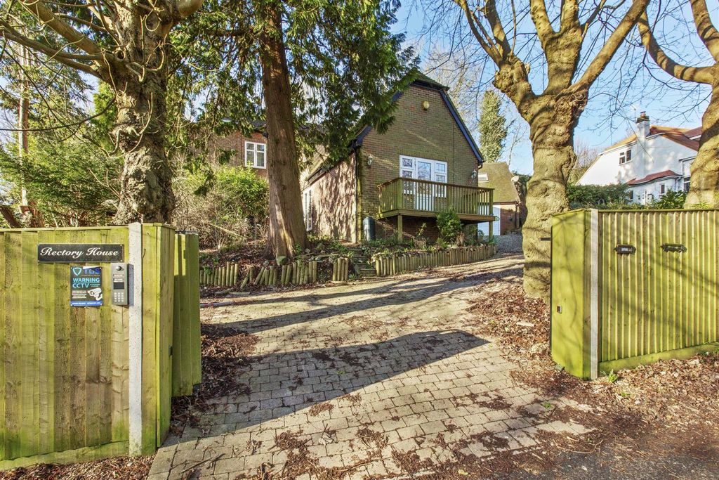 Property photo 1 of 21 Street Scene