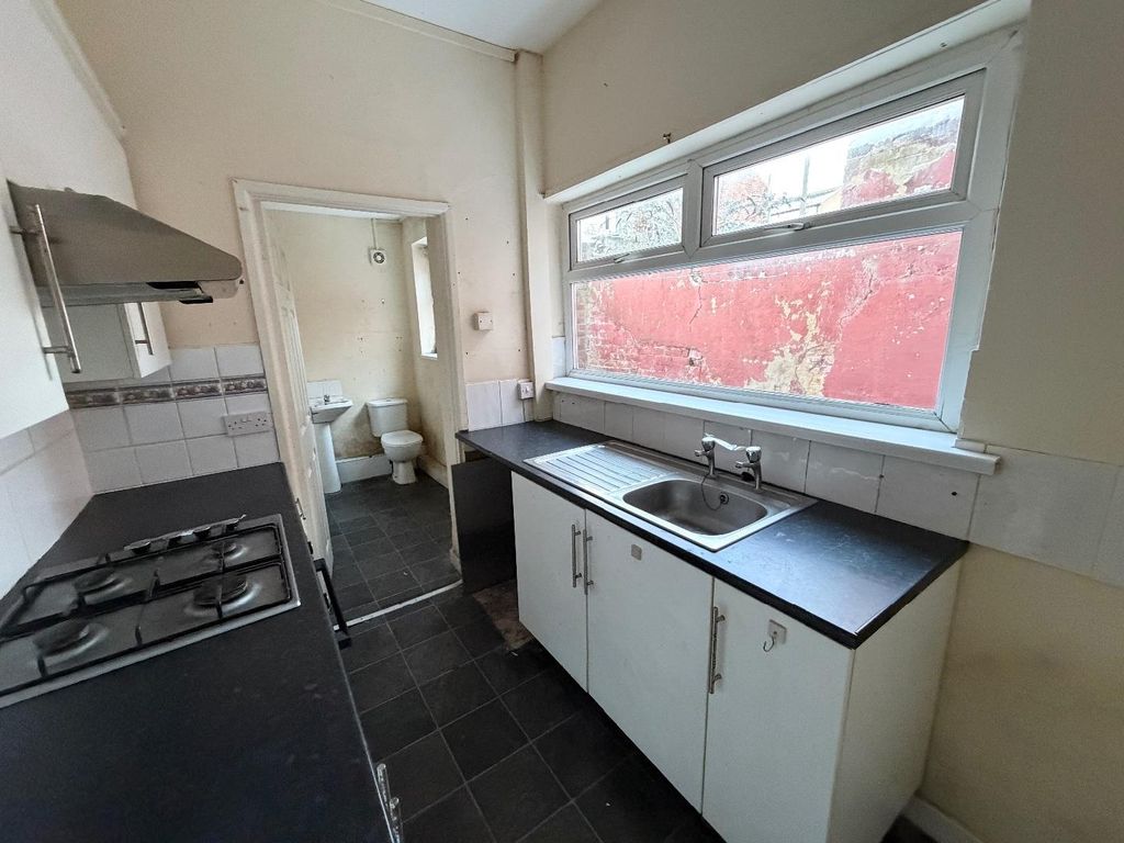 Property photo 3 of 7 Kitchen