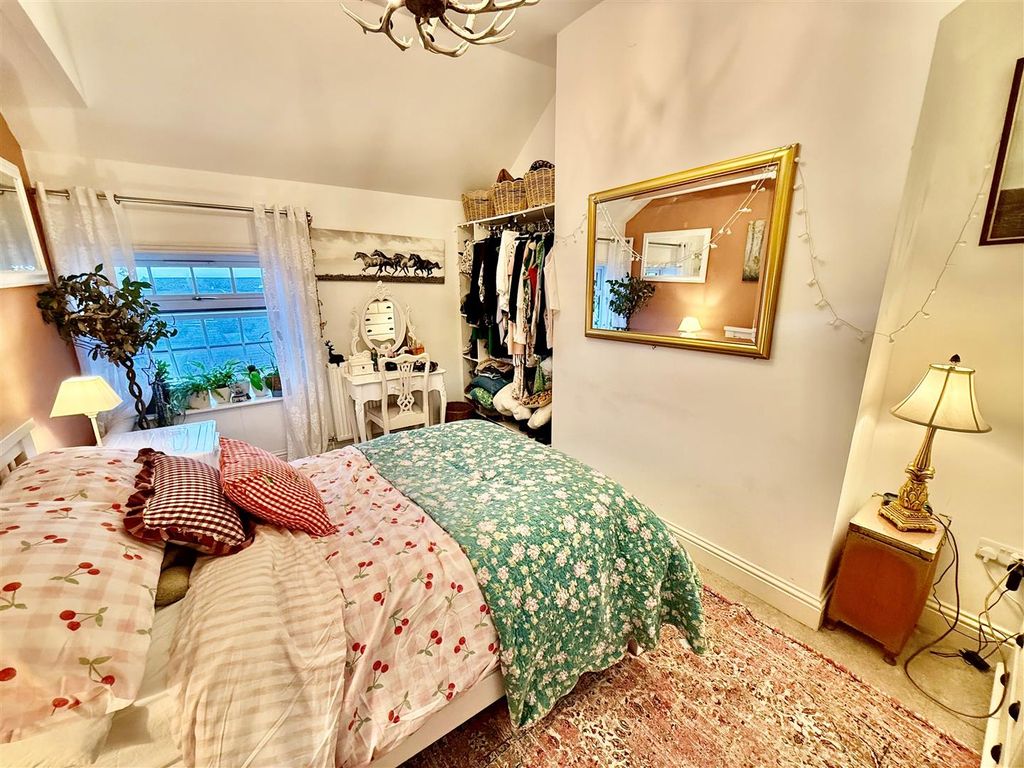 Property photo 3 of 9 Bedroom