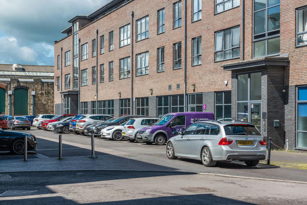 Property photo 2 of 11 Priam House Swindon28.Jpg