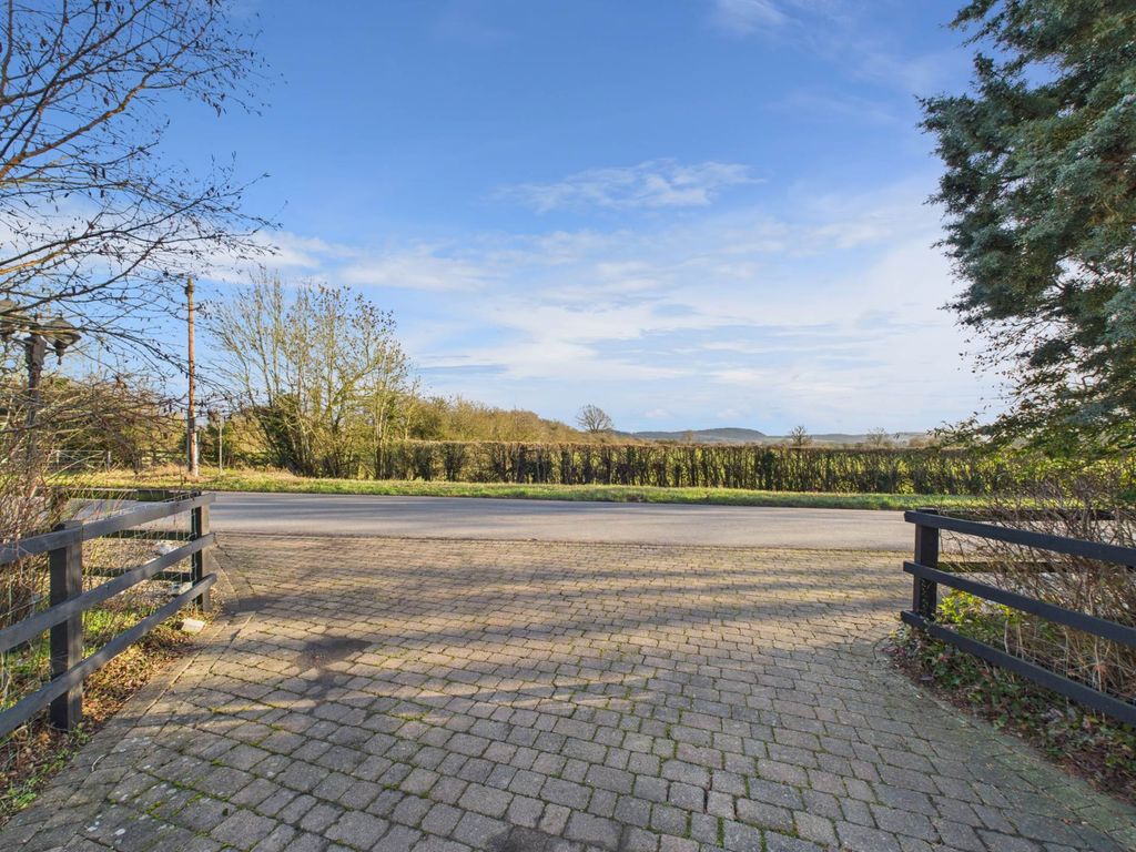 Property photo 2 of 27