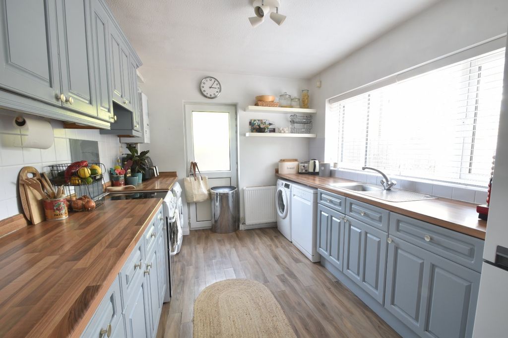 Property photo 2 of 9 Kitchen