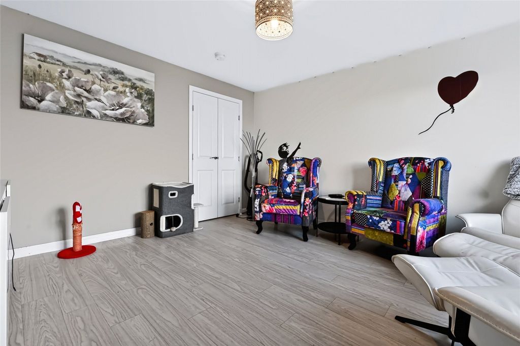 Property photo 3 of 19 Lounge