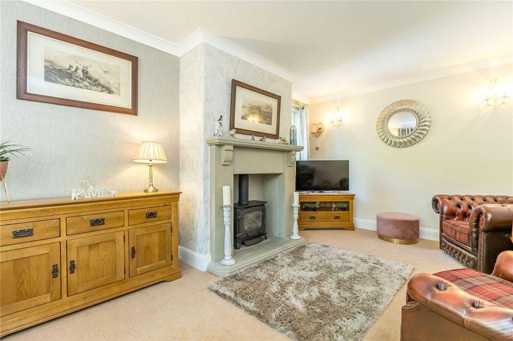 Property photo 2 of 32 Sitting Room